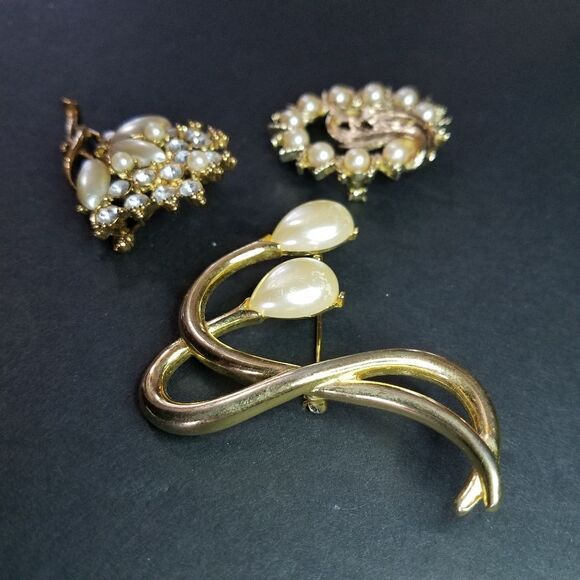 Vintage Lot of Three Faux Pearl Gold Tone Icy Clear Rhinestone Brooch Pins - Picture 2 of 7
